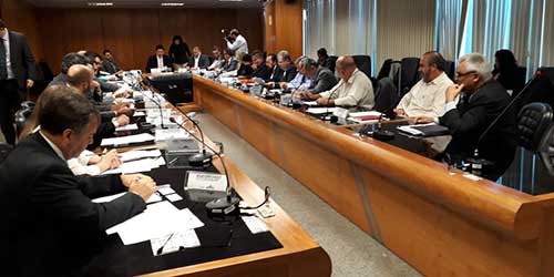 Centrais entregam ao ministro do Trabalho documento com medidas urgentes para o desenvolvimento do País